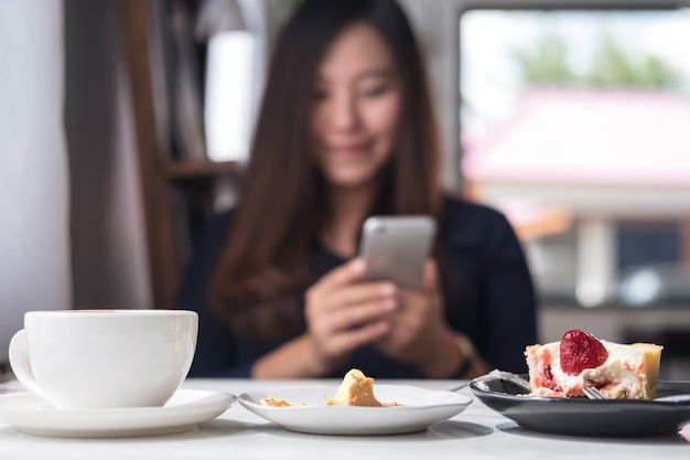 Kobieta używa mądrze telefon z deserem