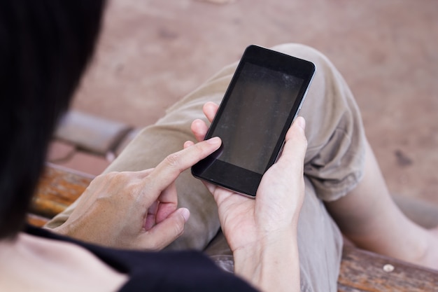 Zdjęcie kobieta używa mądrze telefon.