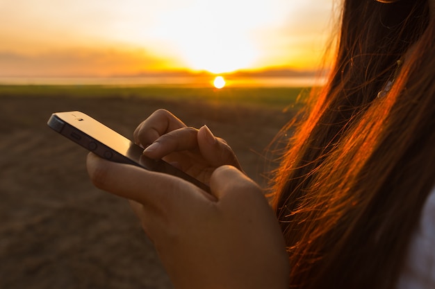 Kobieta używa mądrze telefon