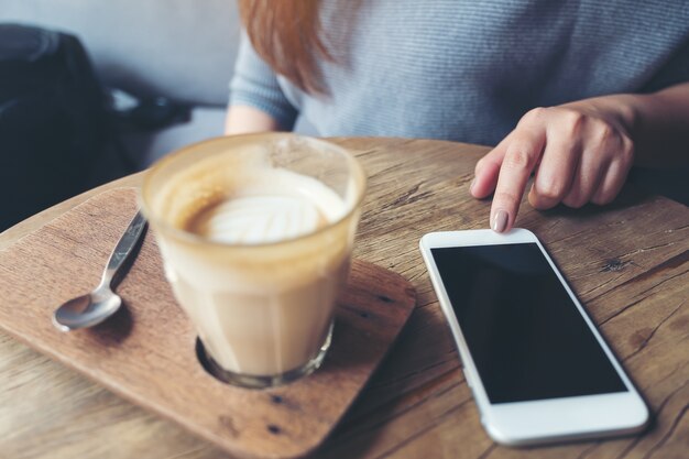 Kobieta używa mądrze telefon