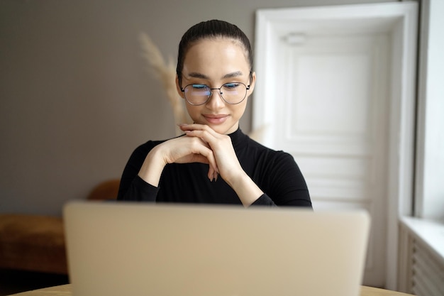 Kobieta używa okularów do komputera i laptopa w biurze pisze wiadomość do kolegi