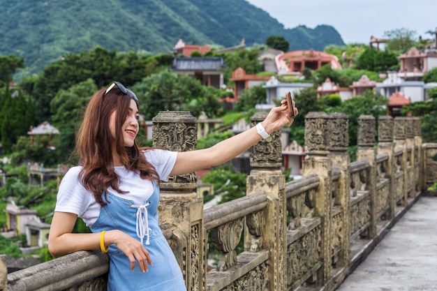 Zdjęcie kobieta używa smartphone selfie zdjęcie w jiufen, tajwan