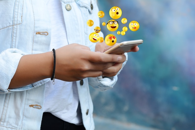Kobieta Używa Smartphone Wysyłania Emoji.