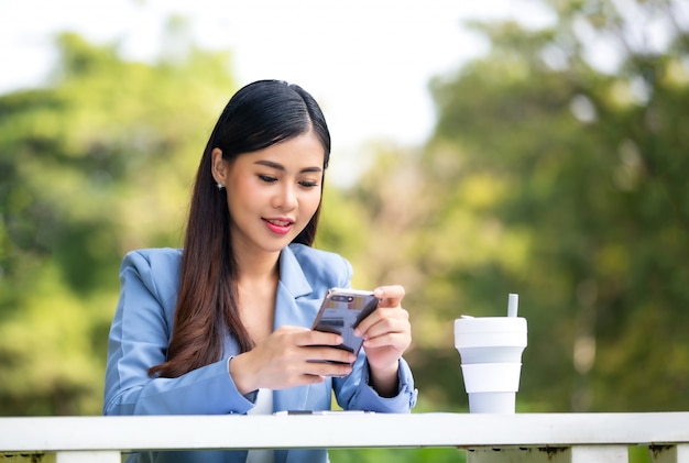 Kobieta używa telefon komórkowego outdoors