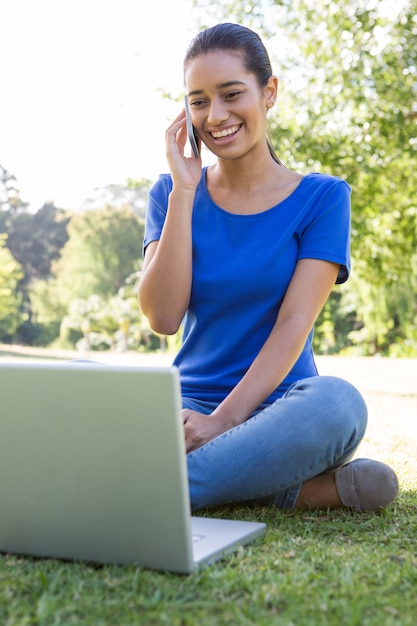 Kobieta Używa Telefon W Parku