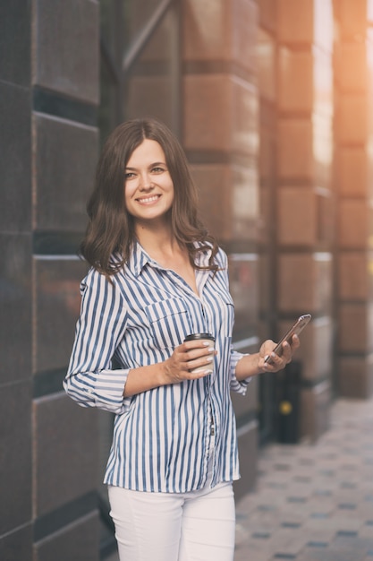 Kobieta Używa Telefonu Komórkowego.