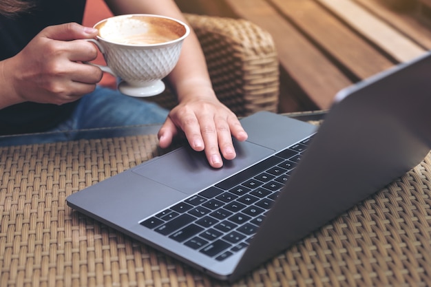 Kobieta używa touchpada laptopa i dotyka go