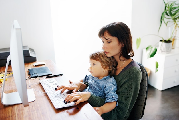 Kobieta używająca laptopa na stole