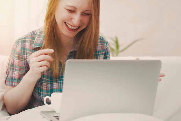 Kobieta używająca laptopa w pomieszczeniu