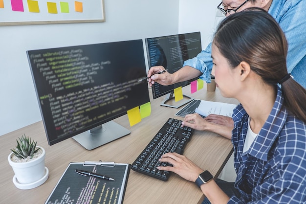 Kobieta używająca smartfona na stole
