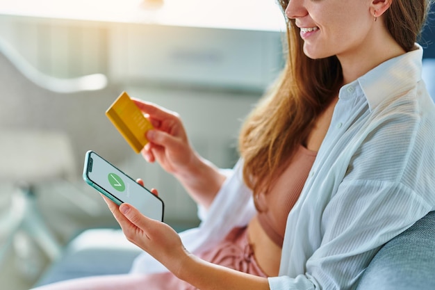 Kobieta Używająca Telefonu I Karty Kredytowej Do Zakupów Online