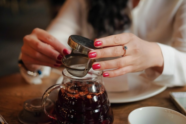 Kobieta W Białej Koszuli Na Obiad W Kawiarni Lub Restauracji