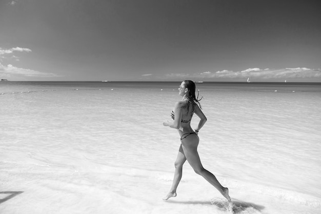 Kobieta W Bikini Biegająca Na Plaży