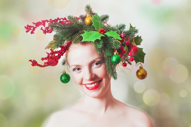 Kobieta w Boże Narodzenie wieniec. Stylowe nakrycie głowy na imprezę świąteczną lub sesję zdjęciową