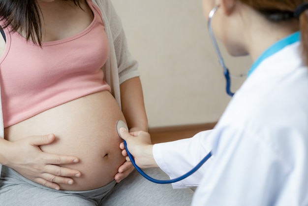 Kobieta w ciąży i lekarz ginekolog w szpitalu