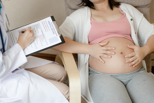 Kobieta W Ciąży I Lekarz Ginekolog W Szpitalu