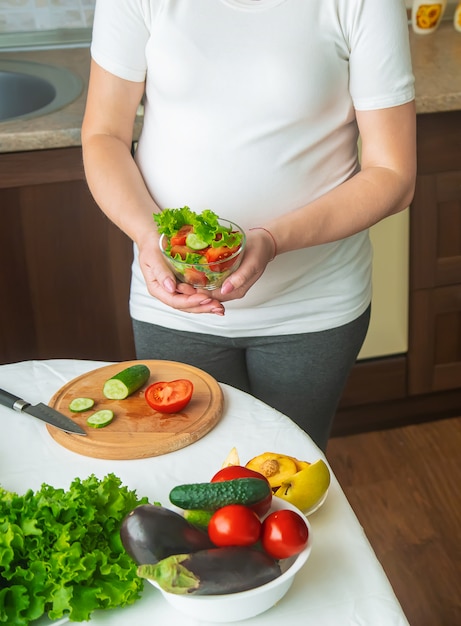 Kobieta w ciąży je warzywa i owoce