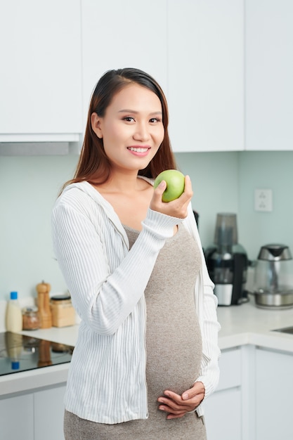 Kobieta w ciąży jedzenie jabłka