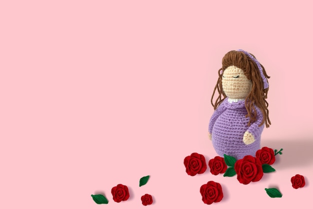 Kobieta w ciąży Kartka Happy Mother's Day wykonana ręcznie z szydełka i wełny Przestrzeń do kopiowania Kwiat amigurumi