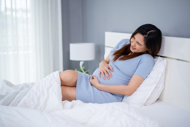 Kobieta W Ciąży Ma Ból Brzucha Na łóżku