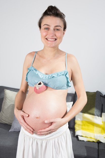 Kobieta w ciąży na białym tle