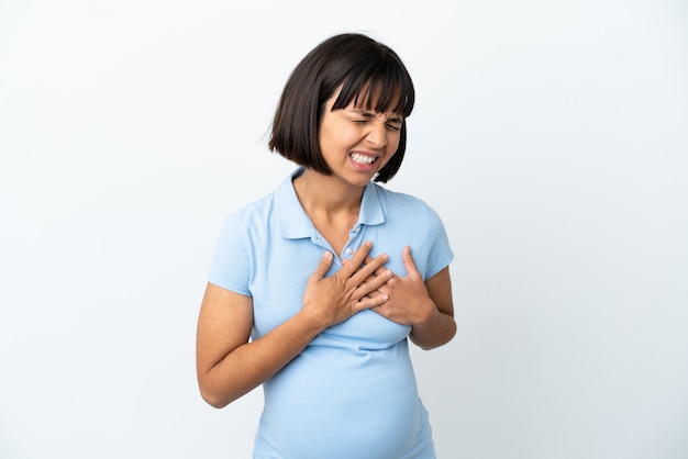 Kobieta w ciąży na odosobnionym białym tle ma ból w sercu