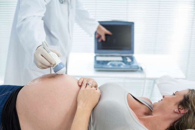 Kobieta w ciąży otrzymywa traktowanie ultradźwiękami w szpitalu