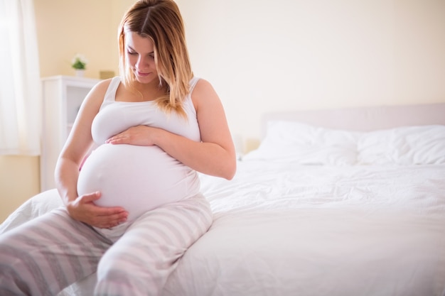 Kobieta w ciąży patrzeje jej brzucha
