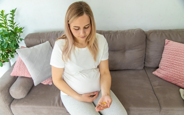 Kobieta w ciąży pije omega trzy Selekcyjna ostrość