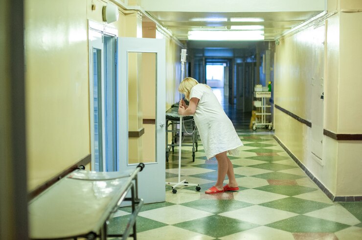 Zdjęcie kobieta w ciąży przed porodem stoi na korytarzu szpitala położniczego