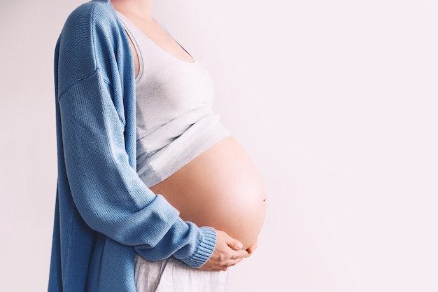 kobieta w ciąży przytulająca brzuch przyszła mama czekająca na narodziny dziecka podczas ciąży