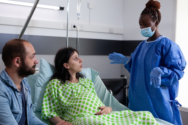 Kobieta w ciąży rozmawia z pielęgniarką położniczą