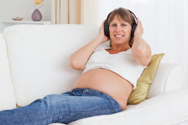 Kobieta W Ciąży Słucha Muzyka