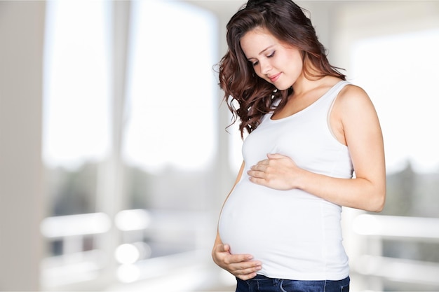 Kobieta w ciąży spodziewająca się narodzin dziecka Macierzyństwo