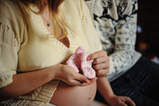 Zdjęcie kobieta w ciąży trzymająca rękę na swoim dziecięcym guzku
