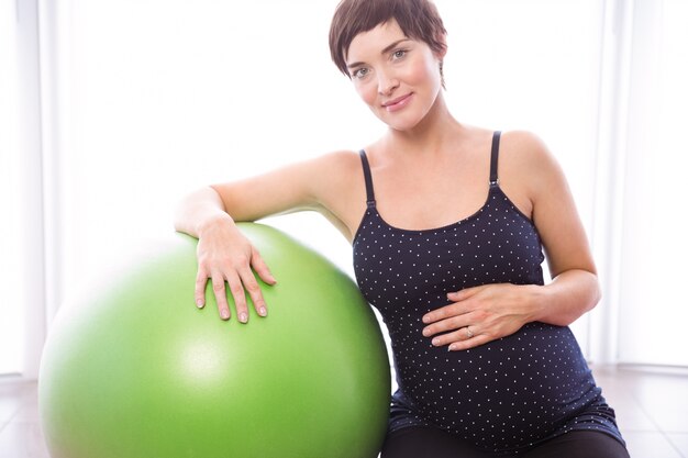 Kobieta w ciąży utrzymywanie kształtu