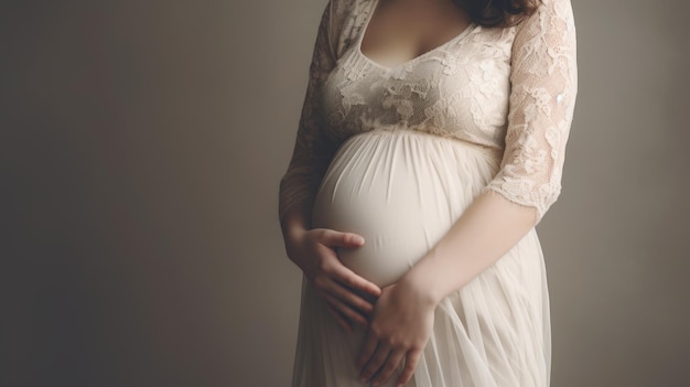 Kobieta w ciąży w sukience trzyma ręce na brzuchu na szarym tle Utworzono za pomocą technologii Generative AI