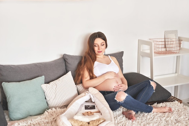Kobieta w ciąży w żłobku Przygotowanie do porodu Odzież dziecięca i akcesoria