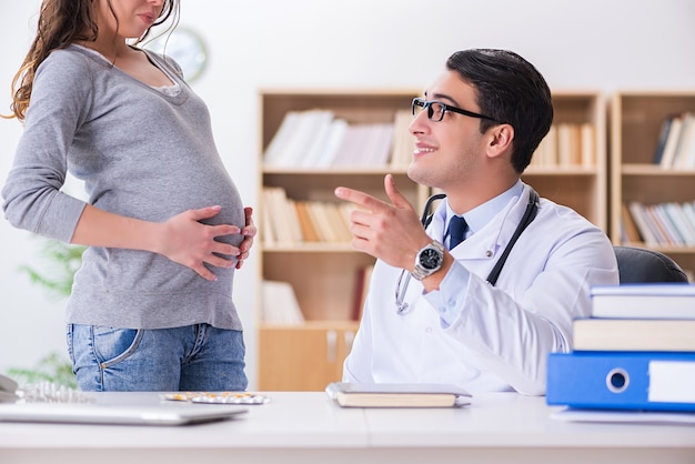 Kobieta w ciąży wizyty u lekarza w celu konsultacji