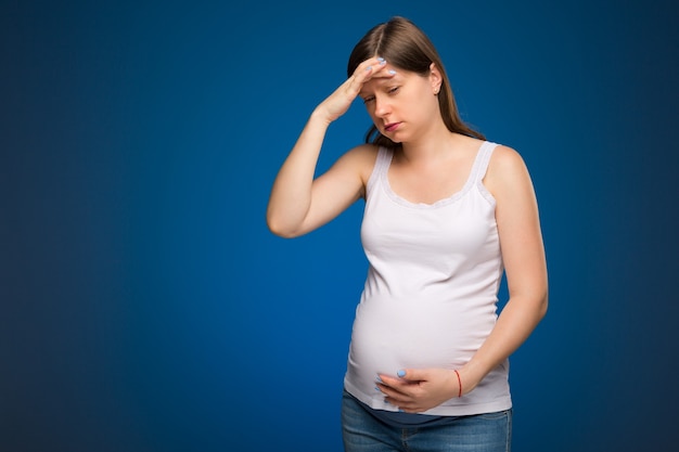 Kobieta w ciąży z bólem głowy cierpiąca w okresie okołoporodowym Zalecenie, który lek przeciwbólowy zastosować