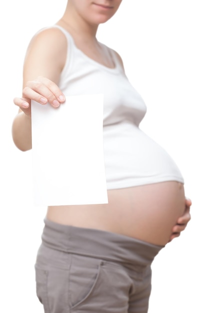 Kobieta w ciąży z czystą kartką papieru na tekst