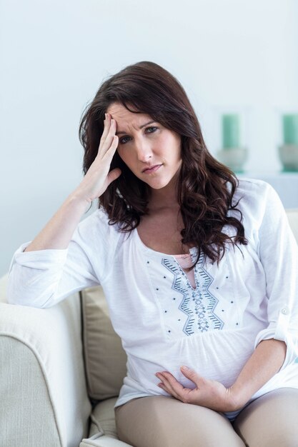 Kobieta W Ciąży Z Migreny Obsiadaniem Na Kanapie