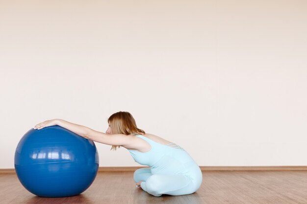 Kobieta W Ciąży Z Piłką Fitness W Stroju Do Jogi Trenuje W Domu