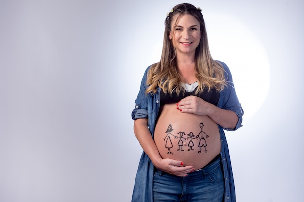 Kobieta w ciąży z rodziną rysującą na jej brzuchu