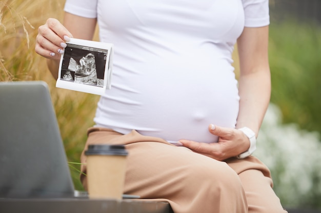 Kobieta w ciąży z USG dziecka