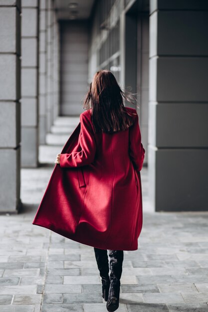 Kobieta w ciepły czerwony płaszcz na zewnątrz