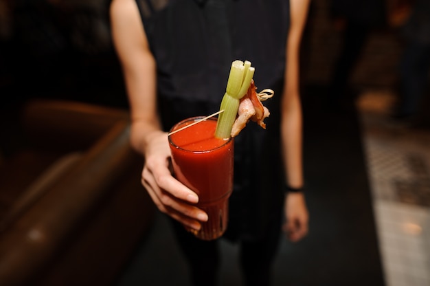 Kobieta W Czarnej Koszuli Z Kieliszkiem Koktajlu Alkoholowego Bloody Mary