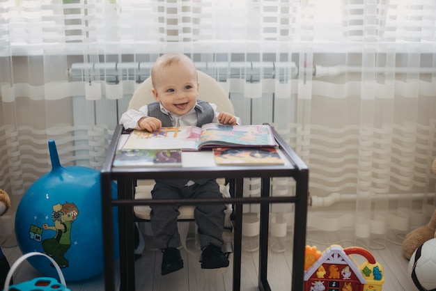 Kobieta w czarnym topie i czarnych legginsach stoi obok ogrodzenia i patrzy w kamerę.