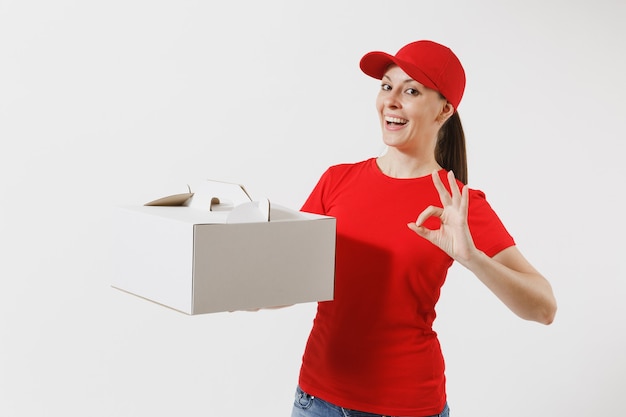 Kobieta w czerwonej czapce, t-shirt, dając pole ciasto zamówienia żywności na białym tle. Kurierka trzymając deser w nieoznakowanym kartonie. Koncepcja usługi dostawy. Odbieranie pakietu. Skopiuj miejsce.