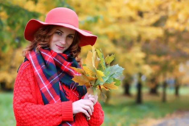 Kobieta w czerwonym kapeluszu jesień na zewnątrz